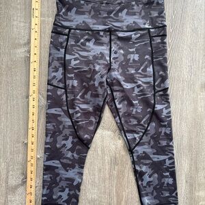 Zyia Active Camo Capri Leggings Size 12